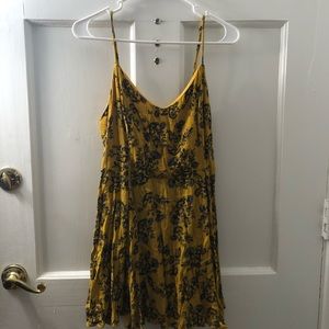 SOLD ON MERC 🍃 Yellow Floral Dress